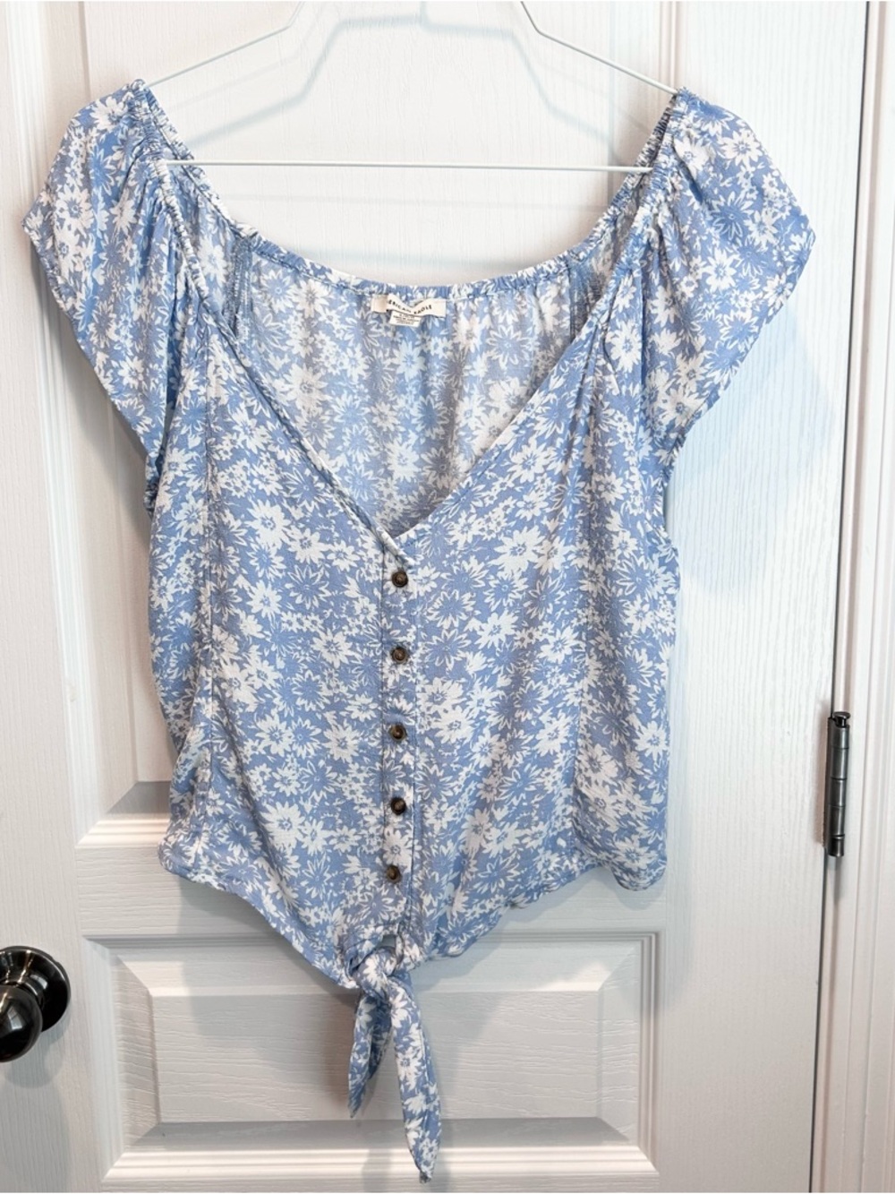 American Eagle Women’s Blue Floral Tie-Front Faux Button Flutter SleeveTop LG